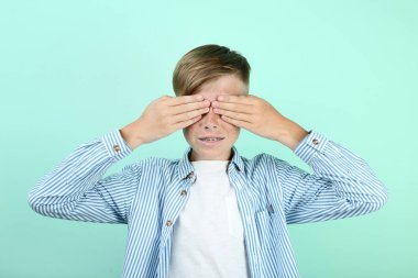 Nane arka plan üzerinde diş diş telleri ile genç çocuk