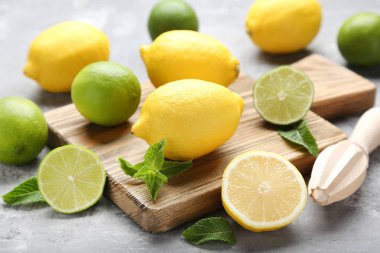 taze limon ve limes yarısı ve nane ile ahşap tahta üzerinde yapraklar