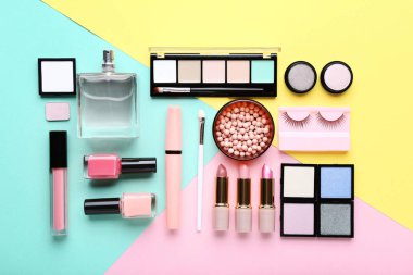 Parfüm şişesi renkli arka plan üzerinde makyaj kozmetik