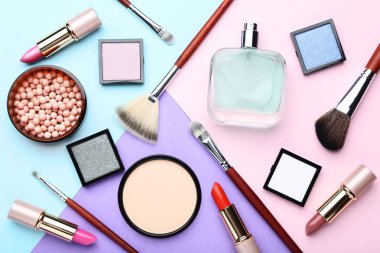 Parfüm şişesi renkli arka plan üzerinde makyaj kozmetik