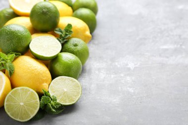 Limon ve limes nane ile bütünleşmiş ve yarıya yapraklar gri arka plan üzerinde