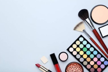 Gri arka plan üzerinde farklı makyaj kozmetik