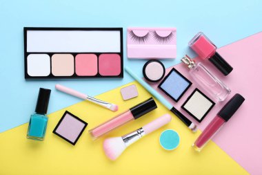 Renkli arka plan üzerinde makyaj kozmetik
