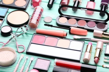 Farklı makyaj kozmetik nane ahşap tablo