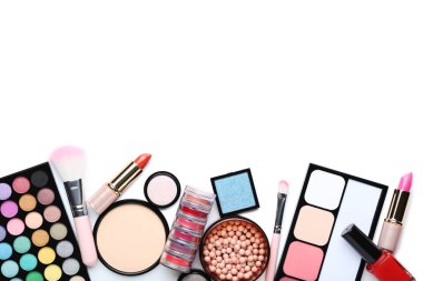Beyaz arka planda farklı makyaj ürünleri