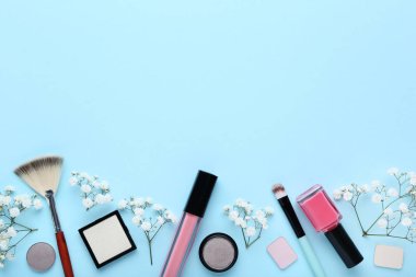 Makyaj kozmetik nane arka plan üzerinde eustoma çiçekli