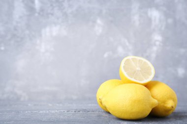 Yığın gri ahşap masa üzerinde olgunlaşmış limon