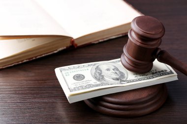 Tokmak ile dolar ve ahşap masa kitap yargıç