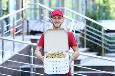 Karton kutular içinde pizza teslimi adam