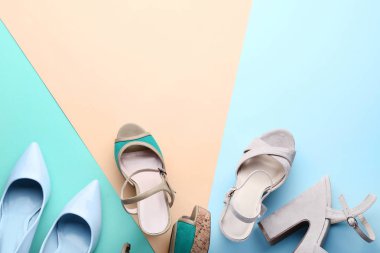 Renkli arka plan üzerinde farklı yüksek topuklu ayakkabı