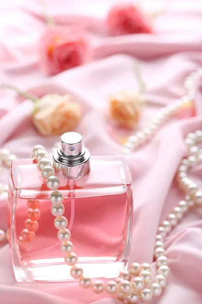 Frasco Perfume Con Rosas Cuentas Sobre Fondo Satinado — Foto de Stock
