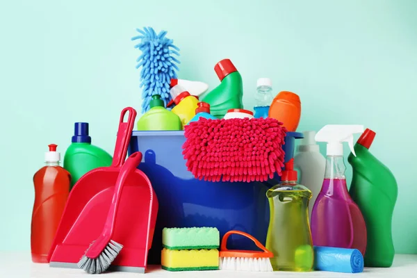 Bottles Detergent Cleaning Tools Mint Background — Stock Photo, Image