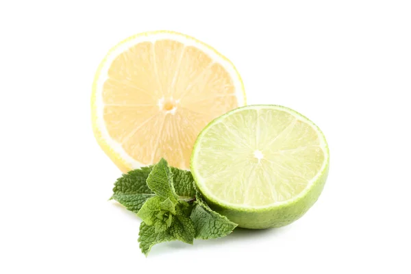 Mezze Limone Lime Con Foglie Menta Sfondo Bianco — Foto Stock