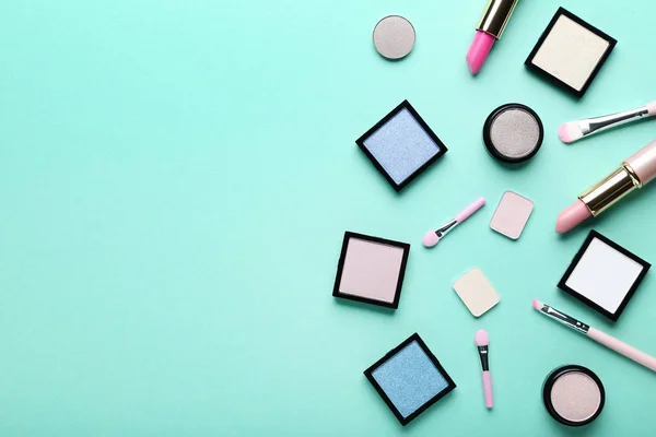 Diferentes Cosméticos Maquillaje Sobre Fondo Menta — Foto de Stock