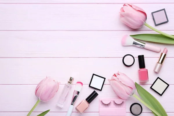 Kosmetyki Makijażu Kwiatów Tulipanów Różowy Drewniany Stół — Zdjęcie stockowe