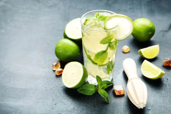 Cóctel Mojito Vaso Con Azúcar Sobre Mesa Madera —  Fotos de Stock