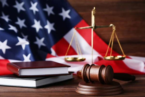 Martelo Juiz Com Escalas Livros Bandeira Americana Mesa Madeira — Fotografia de Stock