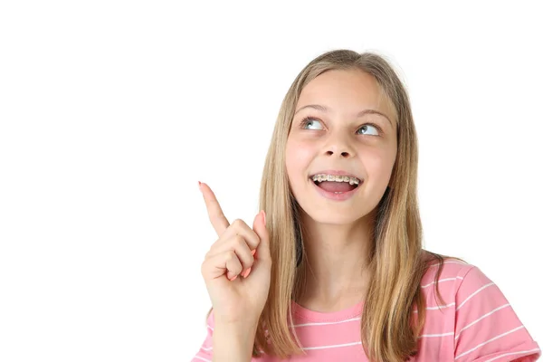 白色背景带牙套的年轻微笑的女孩 — 图库照片