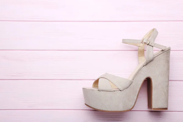 Beige High Heeled Shoe Pink Wooden Background — Stock Photo, Image