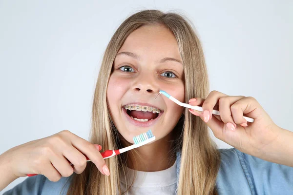 Joven Chica Sonriente Con Frenos Dentales Cepillos Dientes Sobre Fondo — Foto de Stock