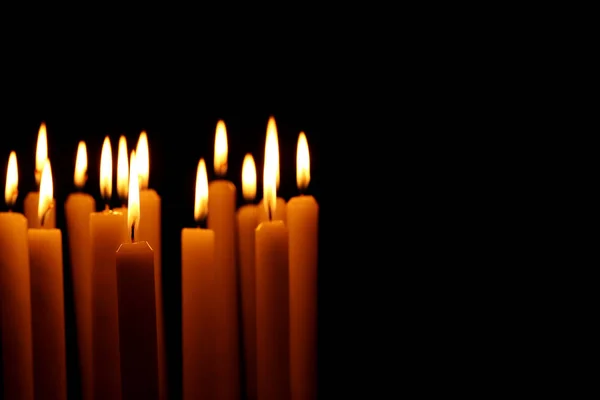 Close Van Brandende Kaarsen Zwarte Achtergrond — Stockfoto