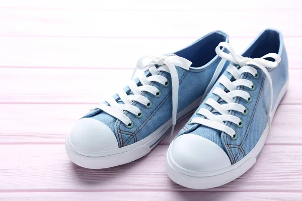 Paar Blauwe Sneakers Roze Houten Achtergrond — Stockfoto