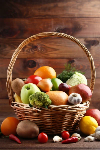 Frutas Legumes Maduros Cesta Mesa Madeira — Fotografia de Stock