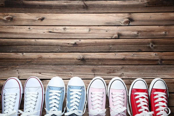 Zapatillas Deporte Diferentes Colores Sobre Fondo Madera Marrón — Foto de Stock