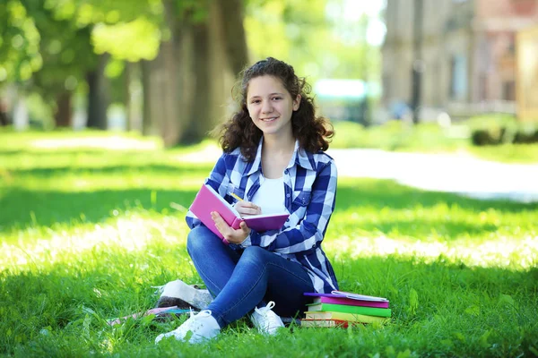 Молода Дівчина Книгами Сидить Парку — стокове фото