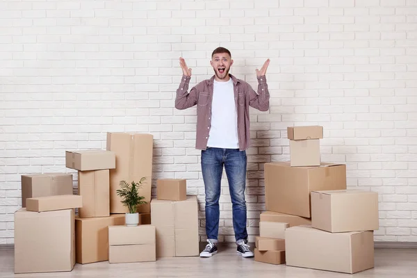 Jeune Homme Avec Des Boîtes Carton Sur Fond Mur Briques — Photo