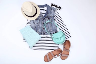 Beyaz arka plan üzerinde aksesuarları ile modern Bayan giyim