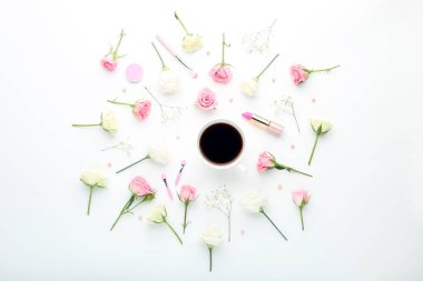 Çiçekler beyaz zemin üzerine kahve ve makyaj kozmetik fincan ile
