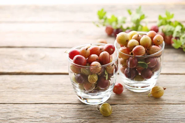 Uva Spina Matura Frutta Bicchieri Tavolo Legno Grigio — Foto Stock