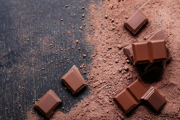 Coklat Potongan Dengan Coklat Bubuk Atas Meja Kayu — Stok Foto