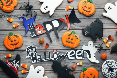 Cadılar Bayramı gingerbread çerezleri ve şekerler ahşap tablo