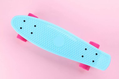 pembe bir arka plan üzerinde renkli kuruş kurulunun yakın çekim