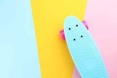 penny kurulu renkli arka plan üzerinde yakın çekim