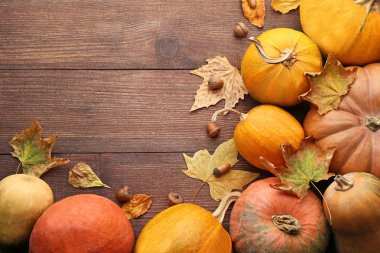 Kuru yapraklar ve ahşap arka plan üzerinde meşe palamudu kabak