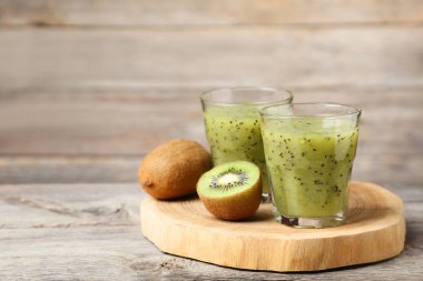 Taze kivi smoothie gözlük gri ahşap tablo