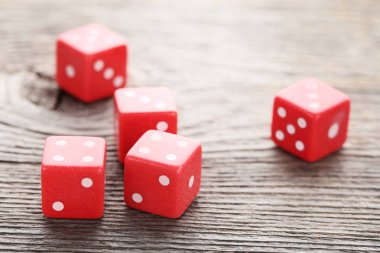 Kırmızı dices gri ahşap tablo