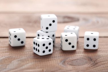 Beyaz kahverengi ahşap masaya dices