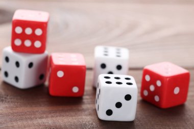 Renkli dices kahverengi ahşap tablo