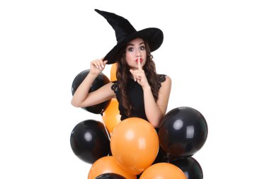 Genç kadın beyaz arka plan üzerinde izole balonlu halloween kılık