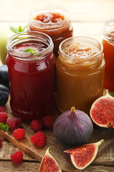Gläser Mit Marmelade Und Beeren Auf Holztisch — Stockfoto
