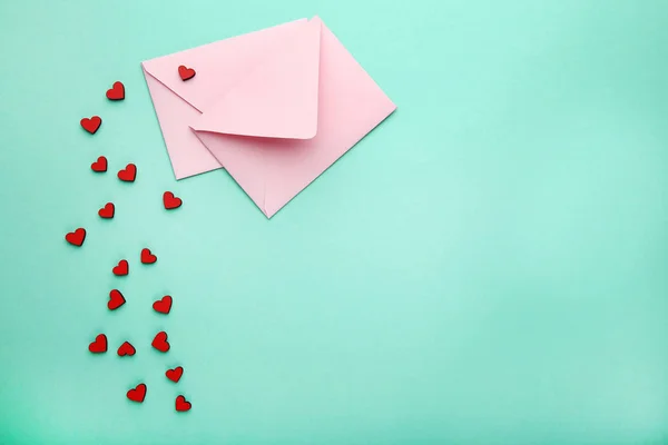 Corações Vermelhos Com Envelopes Rosa Sobre Fundo Hortelã — Fotografia de Stock