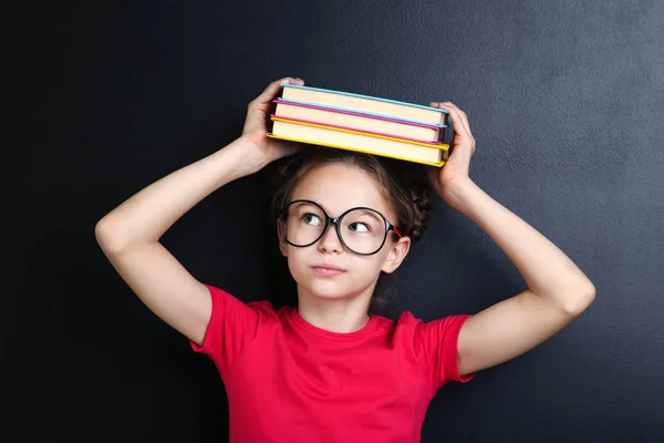 Jong Meisje Met Boeken Bril Schoolbord Achtergrond — Stockfoto