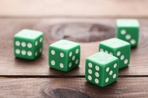 Dados Verdes Sobre Fondo Madera Marrón — Foto de Stock