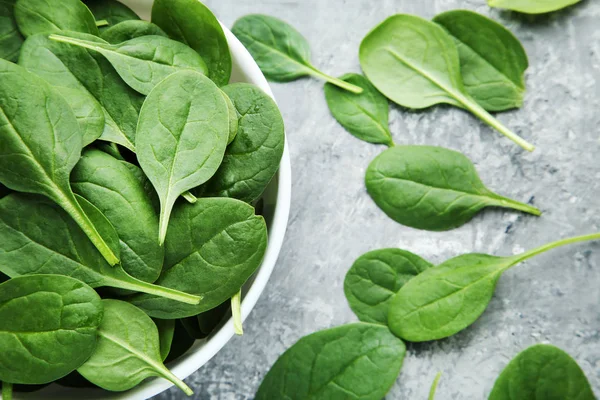 Frische Spinatblätter Schale Auf Grauem Hintergrund — Stockfoto