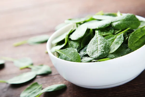 Spinach Leaves Drops Water Bowl Brown Wooden Table — Stock Photo, Image