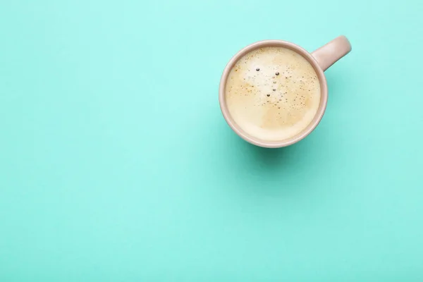 Roze Kopje Koffie Achtergrond Van Munt — Stockfoto